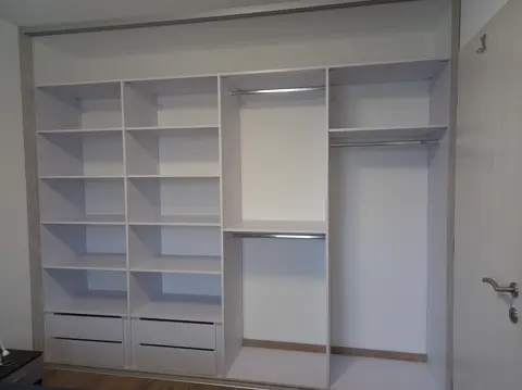 Vnútorné členenie skrine na mieru do spálne, biela