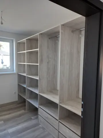 Vnútorné členenie skrine na mieru do spálne, sivá