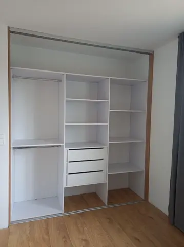 Vnútorné členenie skrine na mieru do spálne, kombinácia dekorov