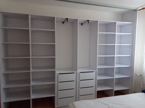 Vnútorné členenie skrine na mieru do spálne, biela