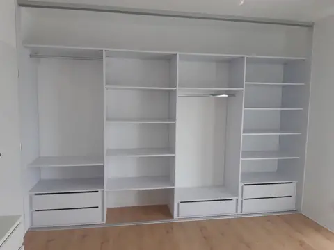 Vnútorné členenie skrine na mieru do spálne, biela