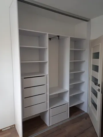 Vnútorné členenie skrine na mieru do spálne, biela