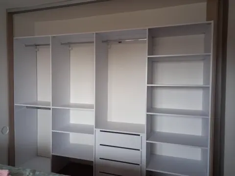 Vnútorné členenie skrine na mieru do spálne v dekore buk