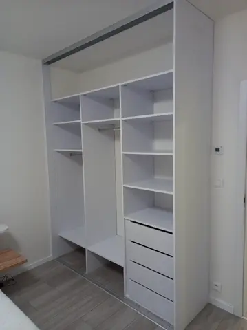 Vnútorné členenie skrine na mieru do spálne, biela