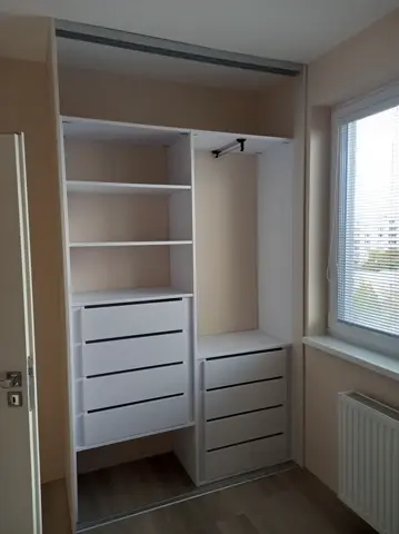Vnútorné členenie skrine na mieru do spálne, biela