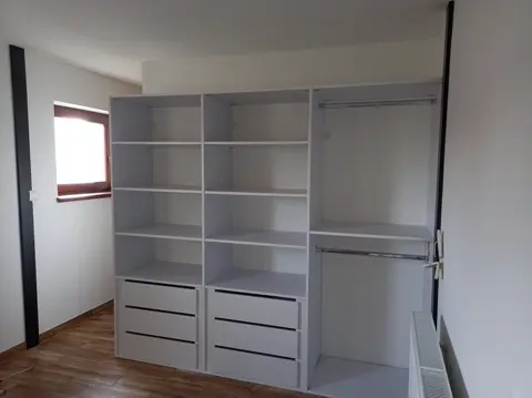 Vnútorné členenie skrine na mieru do spálne, biela