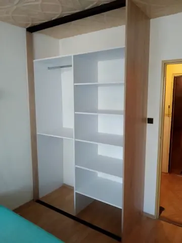 Vnútorné členenie skrine na mieru do spálne v dekore buk