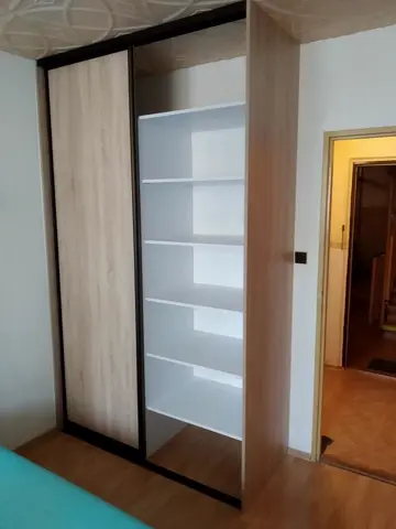 Vnútorné členenie skrine na mieru do spálne v dekore buk