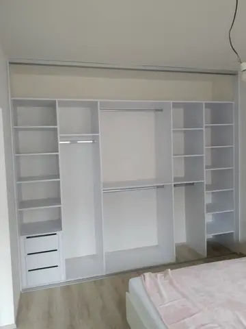 Vnútorné členenie skrine na mieru do spálne, biela