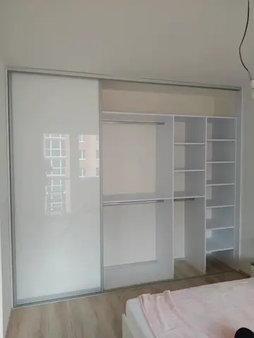 Vnútorné členenie skrine na mieru do spálne, biela
