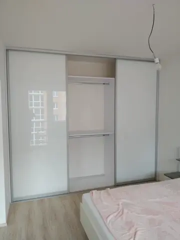 Vnútorné členenie skrine na mieru do spálne, biela
