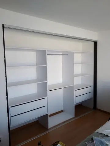 Vnútorné členenie skrine na mieru do spálne, biela