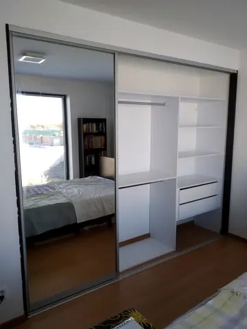 Vnútorné členenie skrine na mieru do spálne, biela