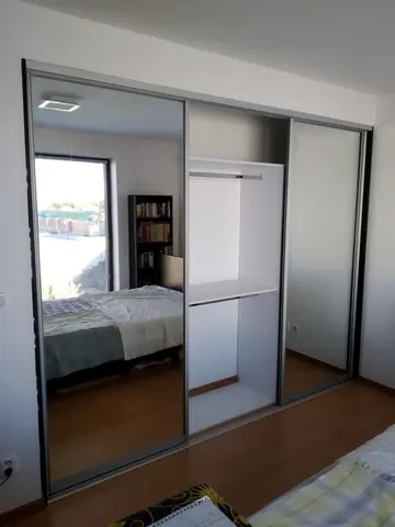 Vnútorné členenie skrine na mieru do spálne, biela