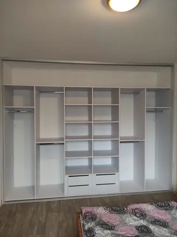 Vnútorné členenie skrine na mieru do spálne, biela