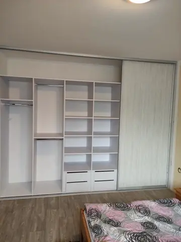 Vnútorné členenie skrine na mieru do spálne, biela