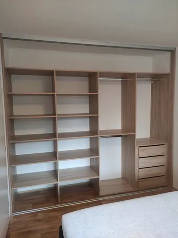Vnútorné členenie skrine na mieru do spálne v dekore dub