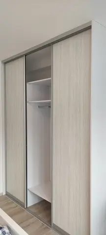 Vnútorné členenie skrine na mieru do spálne vo svetlom dekore javor
