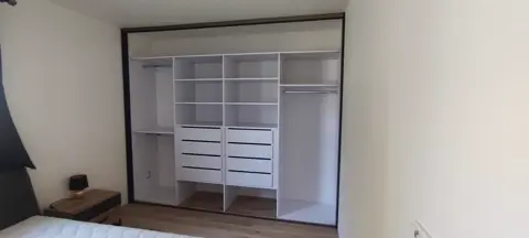 Vnútorné členenie skrine na mieru do spálne, biela