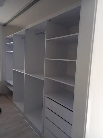 Vstavaná skriňa na mieru s kombinovanou výplňou dverí, biela