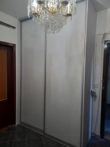 Vstavaná skriňa na mieru, dvojdverová s dverami v dekore dreva, biela