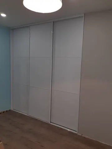 Vstavaná skriňa na mieru, trojdverová so sklenenou výplňou, biela