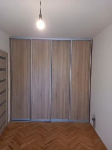Vstavaná skriňa na mieru, štvordverová s dverami v dekore dub