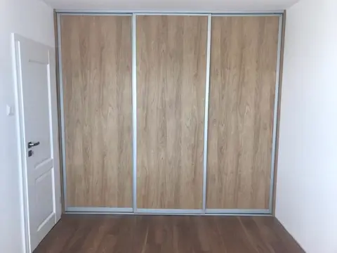 Vstavaná skriňa na mieru, trojdverová s dverami v dekore dub