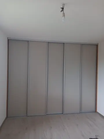 Vstavaná skriňa na mieru, päť a viac dverí so sklenenou výplňou, sivá
