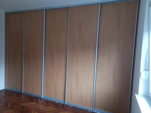 Vstavaná skriňa na mieru, päť a viac dverí s dverami v dekore dub