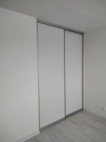 Vstavaná skriňa na mieru, dvojdverová s dverami v dekore dreva, biela