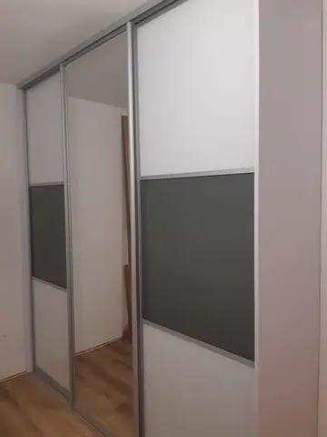 Vstavaná skriňa na mieru, trojdverová s kombinovanou výplňou dverí, biela