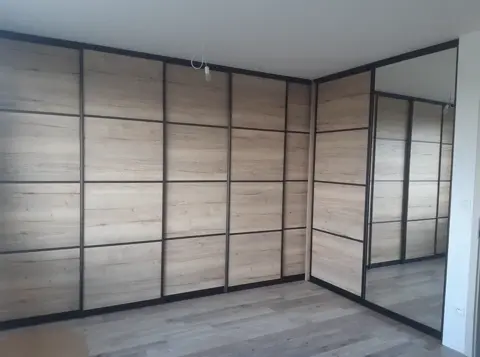 Vstavaná skriňa na mieru, päť a viac dverí s kombinovanou výplňou dverí v dekore dub
