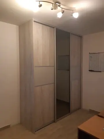 Vstavaná skriňa na mieru, trojdverová s kombinovanou výplňou dverí v dekore dub