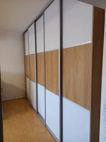 Vstavaná skriňa na mieru, štvordverová s kombinovanou výplňou dverí, kombinácia dekorov