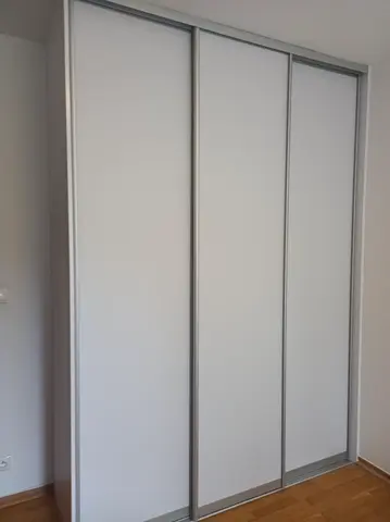 Vstavaná skriňa na mieru, trojdverová, biela