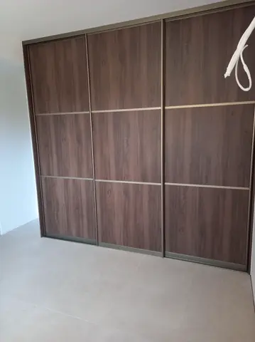 Vstavaná skriňa na mieru, trojdverová s dverami v dekore orech