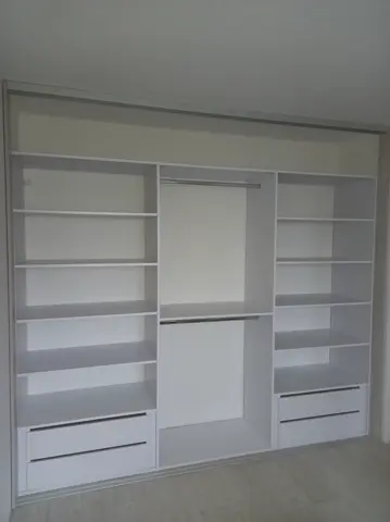 Vstavaná skriňa na mieru, biela