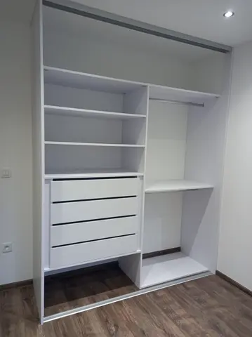 Vstavaná skriňa na mieru s dverami v dekore dreva, biela