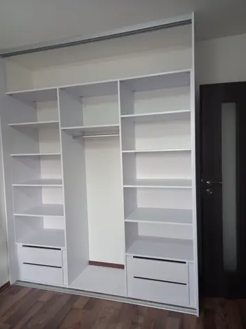 Vstavaná skriňa na mieru, biela