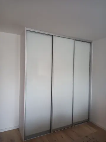 Vstavaná skriňa na mieru, trojdverová so sklenenou výplňou, biela