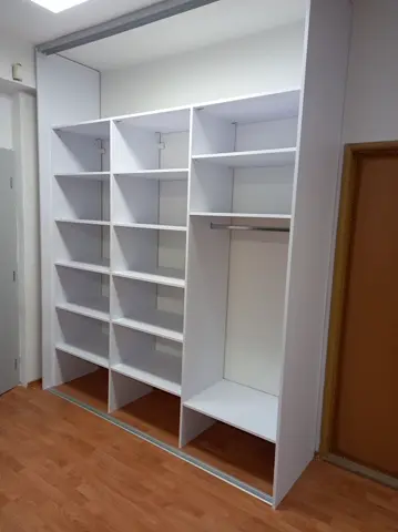 Vstavaná skriňa na mieru s kombinovanou výplňou dverí, biela