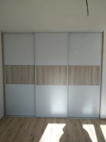 Vstavaná skriňa na mieru, trojdverová s kombinovanou výplňou dverí, biela