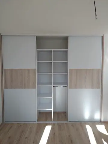 Vstavaná skriňa na mieru, trojdverová s kombinovanou výplňou dverí, biela