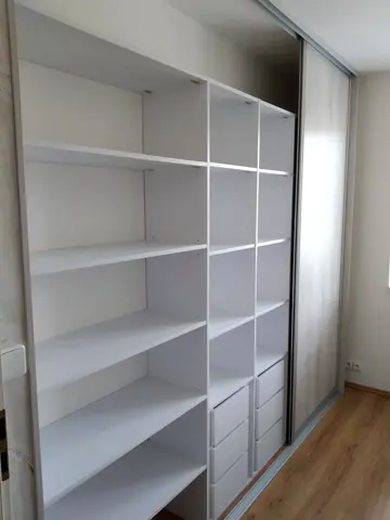 Vstavaná skriňa na mieru s kombinovanou výplňou dverí, biela