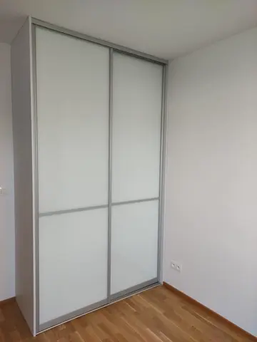 Vstavaná skriňa na mieru, dvojdverová so sklenenou výplňou, biela