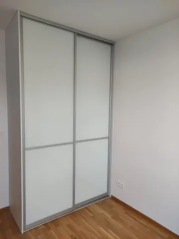 Vstavaná skriňa na mieru, dvojdverová so sklenenou výplňou, biela