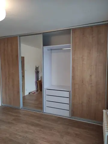 Vstavaná skriňa na mieru, štvordverová s kombinovanou výplňou dverí v dekore dub