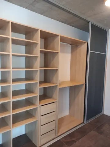 Vstavaná skriňa na mieru so sklenenou výplňou v dekore dub