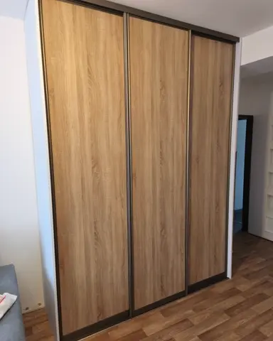 Vstavaná skriňa na mieru, trojdverová s dverami v dekore dub